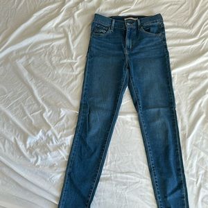 Levi’s 720 high rise skinny in size 26